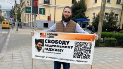 Идрис Юсупов проводит пикет в поддержку Абдулмумина Гаджиева, 22 января 2024 года