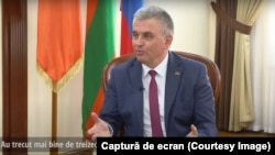 Captură de ecran din emisiunea unui post de televiziune din stânga Nistrului, subtitrată în limba română, cu grafie latină, la care a participat liderul nerecunoscut de la Tiraspol, Vadim Krasnoselski.