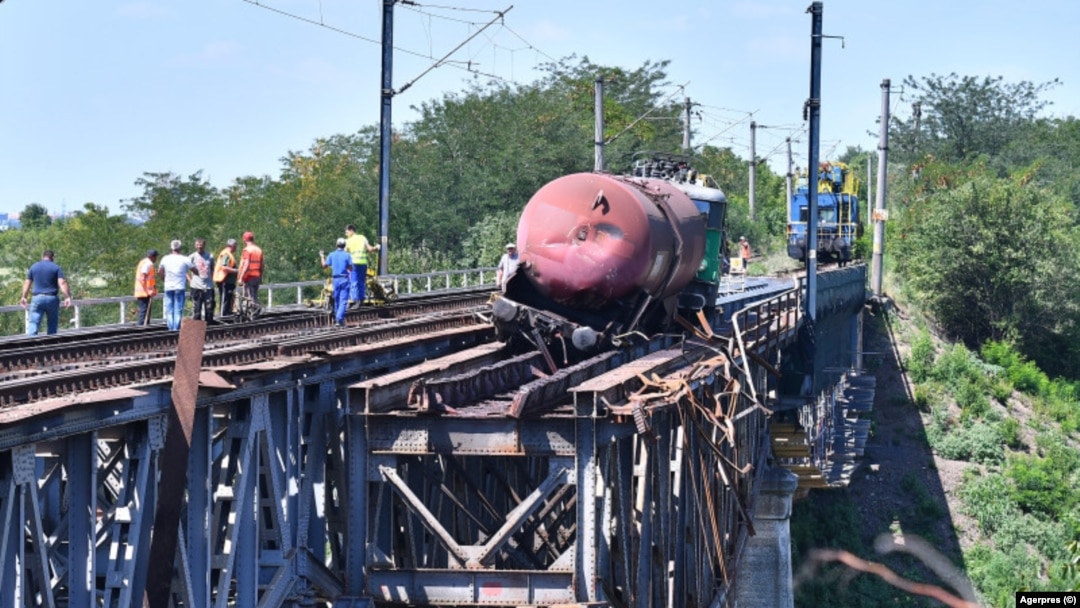Un tren de marfă a deraiat, în august 2018, la intrarea pe viaductul de cale ferată de la Cârcea. Terasamentul fusese demontat pentru lucrări de reabilitare. Șase vagoane au căzut în gol peste 10 metri și, în cădere, au rupt o bucată din viaduct.