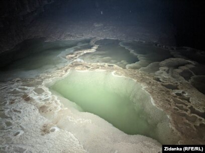 Një liqen i bërë nga kalciti, një mineral që gjendet në gur gëlqeror.