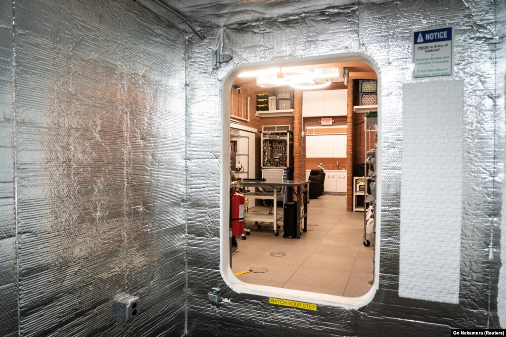Pamja e një dhome pune brenda strukturës së NASA-s për simulimin e jetës në Mars.