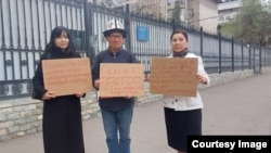 Жарандык активисттер ЕККУнун алдына чыгышты. 6-апрель, 2023. Бишкек