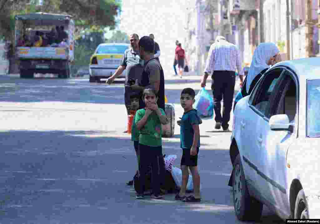 Gaza është plotësisht e rrethuar dhe e bllokuar nga Izraeli, i cili ka thënë se rrethimi nuk do të përfundojë derisa Hamasi t&rsquo;i lirojë të gjitha pengjet