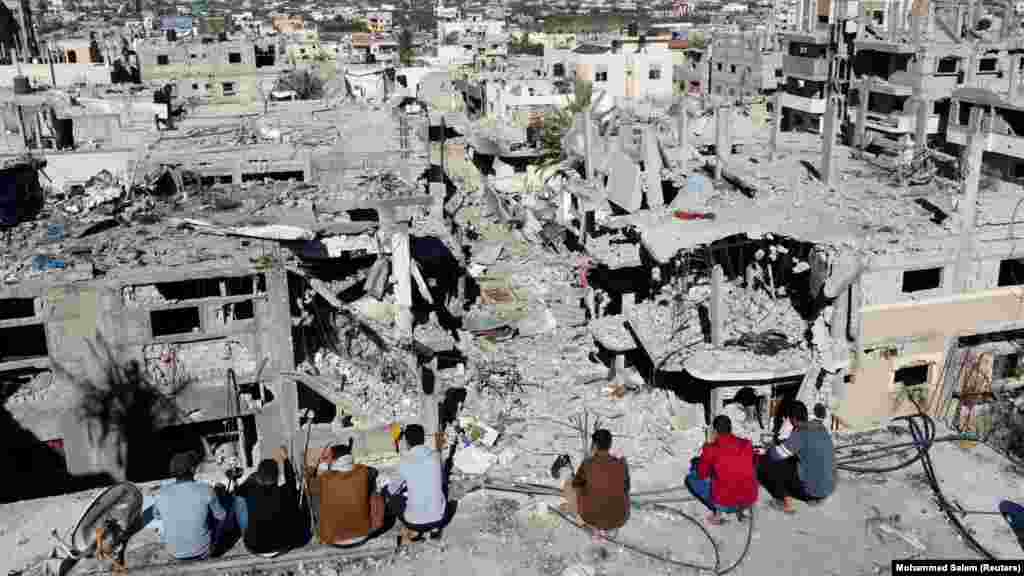 Az izraeli csapásokban lerombolt házak látképe&nbsp;a Hán Júnisz menekülttáborból nézve&nbsp;2023. november 29-én. A legtöbb civil hajléktalan, alultáplált és beteg