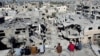 Палестинці дивляться на будинки, зруйновані ізраїльськими ударами під час конфлікту, 29 листопада 2023 року