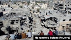 Палестинці дивляться на будинки, зруйновані ізраїльськими ударами під час конфлікту, 29 листопада 2023 року
