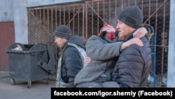 Ігор Чорний виносить на руках жінку під час евакуації