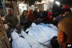 Palestinci nose tijela porodice Dhair, ubijene u izraelskom bombardovanju Pojasa Gaze, tokom njihove sahrane u Rafi, 22. decembra