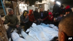 Газа тилкесиндеги бомбалоолордон набыт болгон бир үй-бүлө мүчөлөрүнүн сөөктөрүн курчап турган палестиндер. 22-декабрь, 2023-жыл.