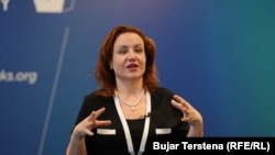 Katrina Fotovat, zëvendësdrejtoreshë e Zyrës së Sekretarit amerikan të Shtetit për Çështjet Globale të Grave, gjatë intervistës me Radion Evropa e Lirë në Prishtinë më 16 prill 2024.