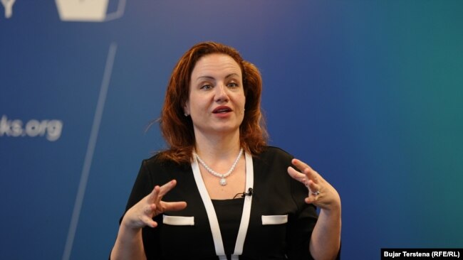 Katrina Fotovat, zëvendësdrejtoreshë e Zyrës së Sekretarit amerikan të Shtetit për Çështjet Globale të Grave, Prishtinë, 16 prill 2024. (Foto: Radio Evropa e Lirë)