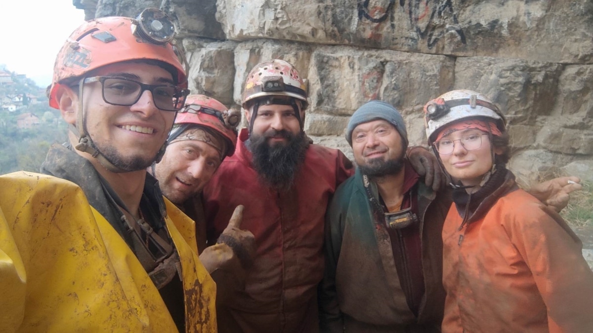 Пещерното дело за тях е забавление и любопитство. Но ги