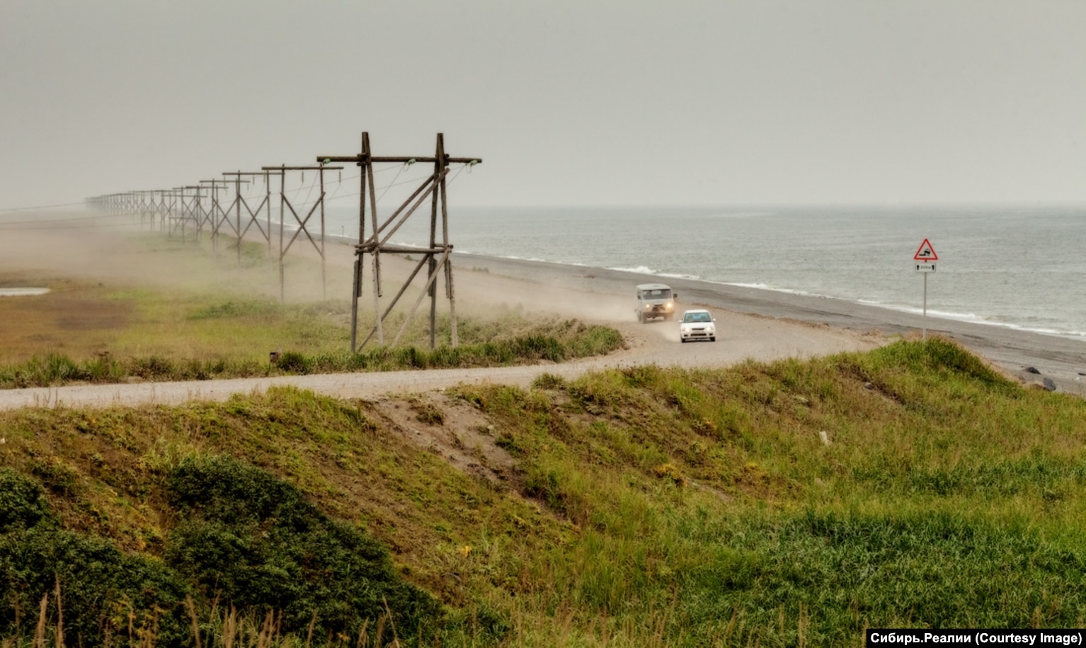 Дорога вздовж узбережжя Охотського моря до Запоріжжя часто засипана снігом або розмита сильними штормами