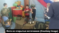 Дети на уроке патриотического воспитания в городе Советский. Россия, архивное фото