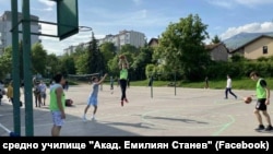 Ученици играят баскетбол в двора на 2. СУ "Акад. Емилиян Станев" в "Бъкстон".