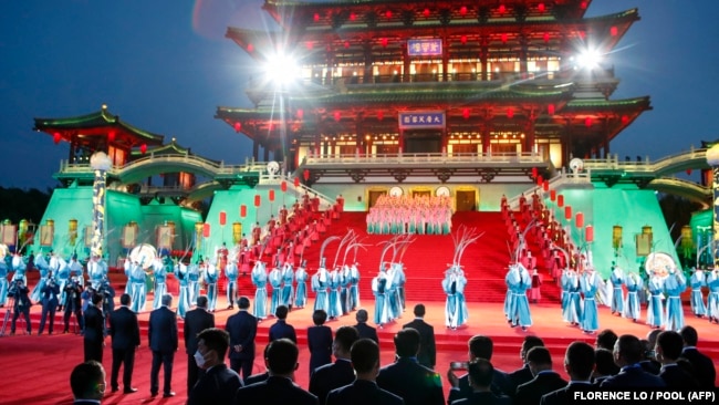 Президенты стран Центральной Азии и лидер Китая смотрят на выступление во время церемонии открытия саммита в Сиане. 18 мая 2023 года