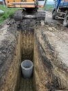 Programul Anghel Saligny sprijină investiții locale în drumuri infrastructura de apă și canalizare sau extinderea rețelei de distribuție a gazelor naturale. Fotografie ilustrativă: proiect de canalizare într-o comună din județul Cluj.