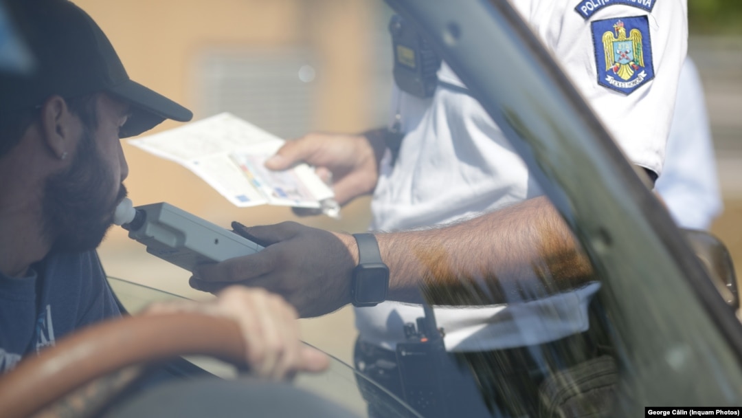 Cei care refuză testarea cu aparatul de depistare a prezenței substanțelor psiohactive, respectiv a alcoolului, vor rămâne fără permis până când vor primi rezultatul analizelor de laborator.