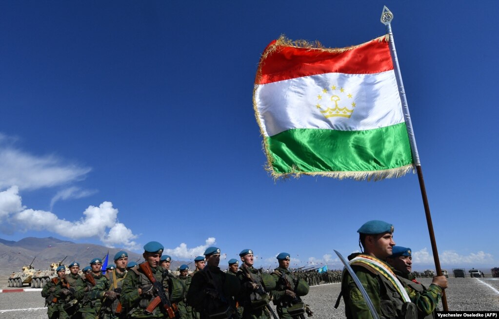 Soldati tagiki durante le esercitazioni della CSTO.   La CSTO è stata istituita nell'ottobre 2002 ed è vincolata da un accordo simile alla NATO secondo cui un attacco ad un membro dell'alleanza viene considerato come un attacco a tutti.   