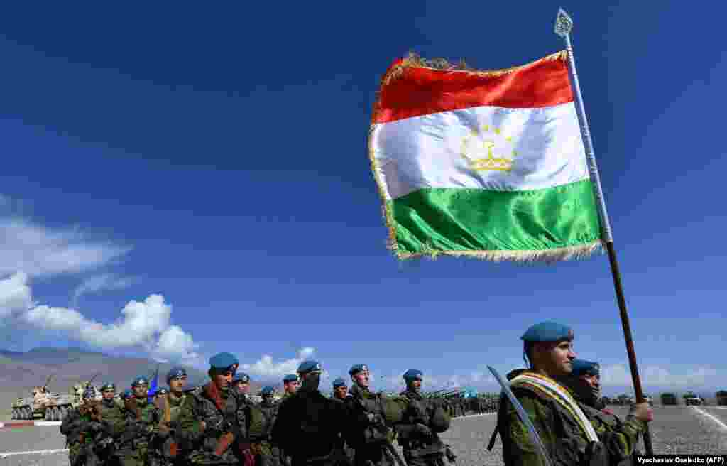 Таджикские военные на учениях ОДКБ. ОДКБ была создана в октябре 2002 года. По документам организации, нападение на одного члена альянса считается нападением на всех&nbsp; &nbsp;