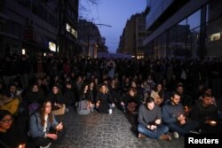 Demonstranti drže upaljene svijeće ispred sjedišta Hellenic Train-a nakon nesreće, u kojoj su se sudarila dva voza u blizini grada Larise, u Atini, Grčka, 1. marta