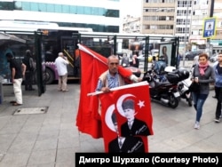Продавець турецької символіки в Стамбулі