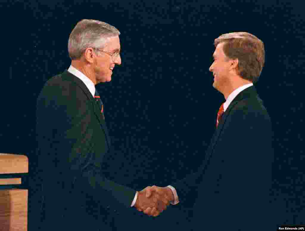 1988: Debati mes kandidatëve për nënpresident u nxeh kur Dan Quayle, zëvendësi i propozuar i Bushit, krahasoi veten politikisht me John F. Kennedyn. Demokrati Lloyd Bentsen u përgjigj me një ton të qetë dhe bindës: &ldquo;Senator, unë kam shërbyer me Jack Kennedyn. E njihja Jack Kennedyn. Jack Kennedy ishte mik i imi. Senator, ti as nuk i afrohesh Jack Kennedyt&rdquo;.