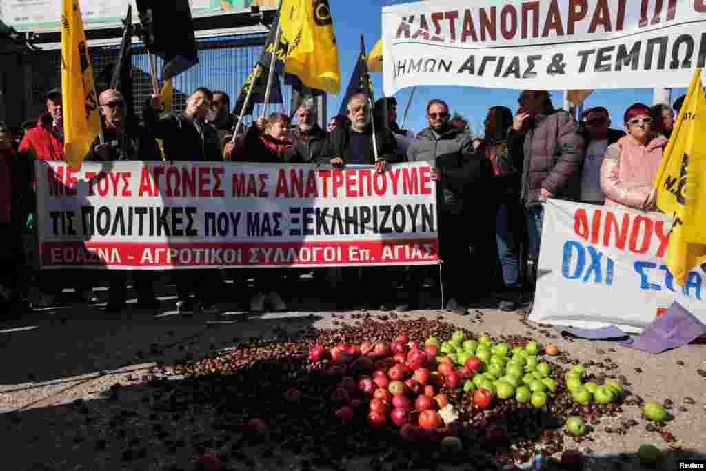 Fruta pemësh të derdhura në tokë gjatë protestës së fermerëve në Thesaloniki.