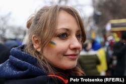 Девушка с нарисованным на щеке украинским флагом в знак поддержки Украины в день второй годовщины войны. Алматы, 24 февраля 2024 года