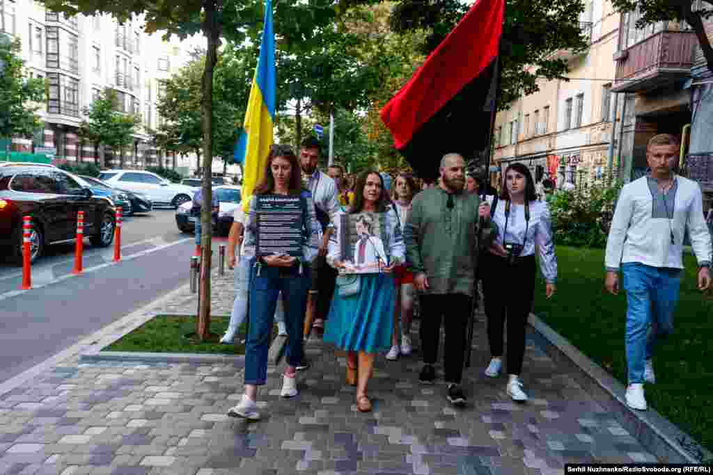 Friends carry a portrait of Babinskiy through Kyiv.