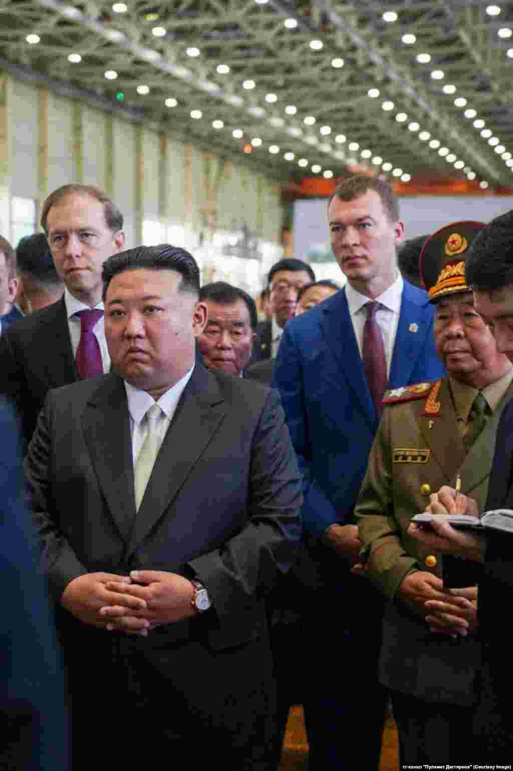 15 septembrie 2023 - Kim Jong Un la uzina aviatică din regiunea Habarovsk, în estul îndepărtat, acolo unde Rusia construiește cele mai avansate avioane de luptă ale sale. Vizita sa&nbsp;liderului nord-coreean lasă să se înțeleagă interesul său pentru armament sofisticat.