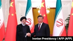 Iranski predsednik Ebrahim Raisi sa predsednikom Kine Si Đinpingom tokom prve posete iranskih zvaničnika toj zemlji u dve decenije, 14. februar 2023. 