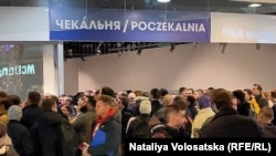 Українські чоловіки у чергах на подачу документів для отримання закордонного паспорта у Варшаві, Польща