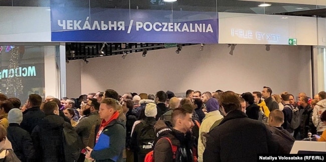 Прийшли і ті, хто воліє записатися на пізніші дати. Усі дати до 6 січня вже забронювали