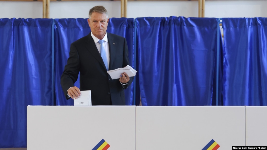 Președintele Klaus Iohannis a votat, duminică, 9 iunie, la Liceul Teoretic Jean Monnet din Bucureşti.