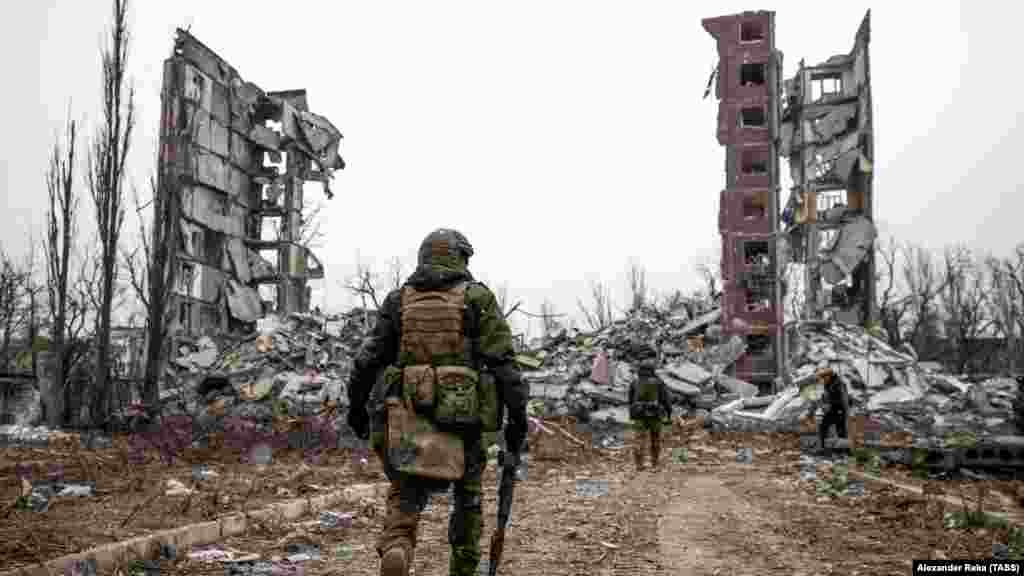 Ruski vojnici prilaze srušenom stambenom bloku u Avdijevki, u ukrajinskoj oblasti Donjeck. Ova fotografija od 22. februara jedna je od prvih fotografija koja je izašla iz grada otkako su ga zauzele ruske snage.