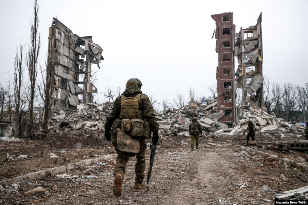 Ushtarët rusë duke iu afruar një blloku apartamentesh të rrënuara në Avdivka, në rajonin e Donjeckut të Ukrainës. Kjo foto e 22 shkurtit 2024 është një nga imazhet e para që dolën nga qyteti që nga kapja e tij nga forcat ruse.