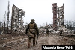 Российские военные у разрушенного здания в городе Авдеевка, 22 февраля 2024 года
