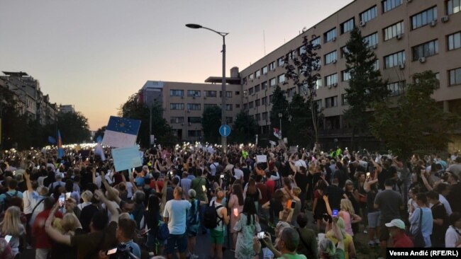 Učesnici protesta ispred zgrade Policijske uprave Beograda, 8. jul 2023.