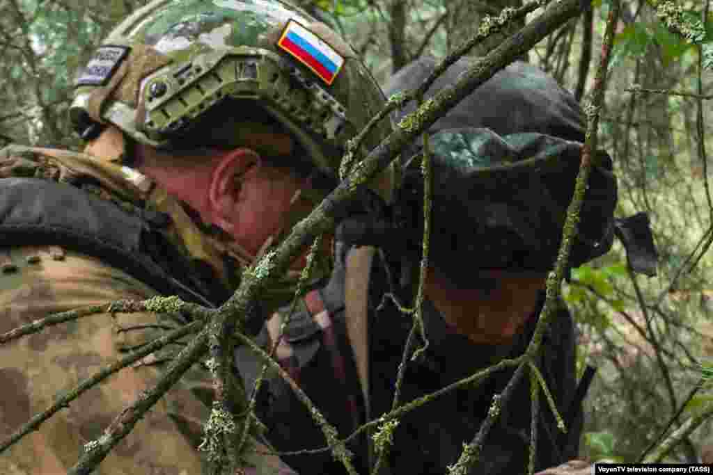 Një ushtar me flamurin rus të vendosur në helmetë, së bashku me një ushtar tjetër gjatë stërvitjeve të përbashkëta. Kremlini më 20 korrik u deklarua nëpërmjet zëdhënësit Dmitry Peskov, i cili u tha gazetarëve se zhvendosja e trupave të Polonisë në kufirin e saj lindor ishte &quot;një veprim për shkak të shqetësimit&quot;, duke shtuar &quot;agresiviteti i Polonisë është i vërtetë&quot;.