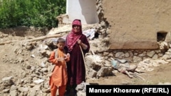 یکی از زنان در غور که در نتیجه سیلاب خانه و همه اموال خود را از دست داده است