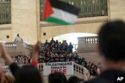 Demonstranti protestuju na Grand Central terminalu metroa u New Yorku, pozivajući na prekid vatre između Izraela i Hamasa, SAD, 27. oktobra