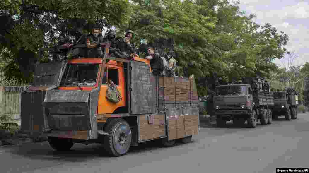 Ukrán katonák egy rögtönzött páncéllal borított teherautón 2014. június 13-án. Kijev ezen a napon nagyszabású katonai műveletet indított Mariupol visszafoglalására