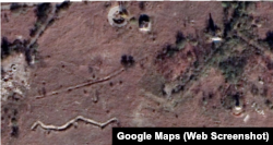 Окопы на окраине крымского поселка Школьное, рядом с технической территорией бывшего НИП-10. Скриншот спутникового снимка Google Maps