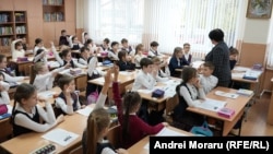 O clasă cu peste 40 de elevi la Liceul „Mihai Viteazu” din Chișinău. Fotografie din martie 2024.