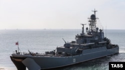 Большой десантный корабль "Новочеркасск" ЧФ РФ во время учений на полигоне Опук, Крым, 9 сентября 2016 года
