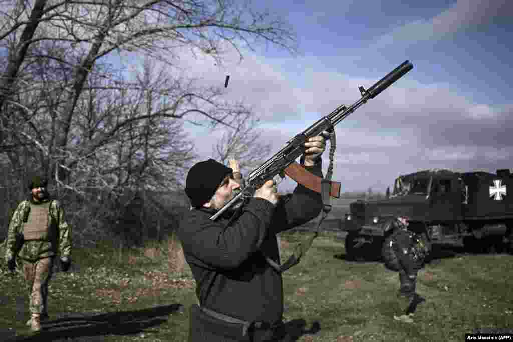 Український військовий стріляє з рушниці по безпілотнику РФ &nbsp;