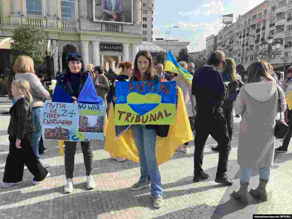 Учесници во митингот со украински знамиња и со транспаренти бараа осуда за политиката на рускиот претседател Владимир Путин и мир и слобода за Украина.