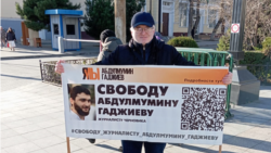 Замредактора газеты "Черновик" Магомед Магомедов на пикете 25 декабря 2023 года 