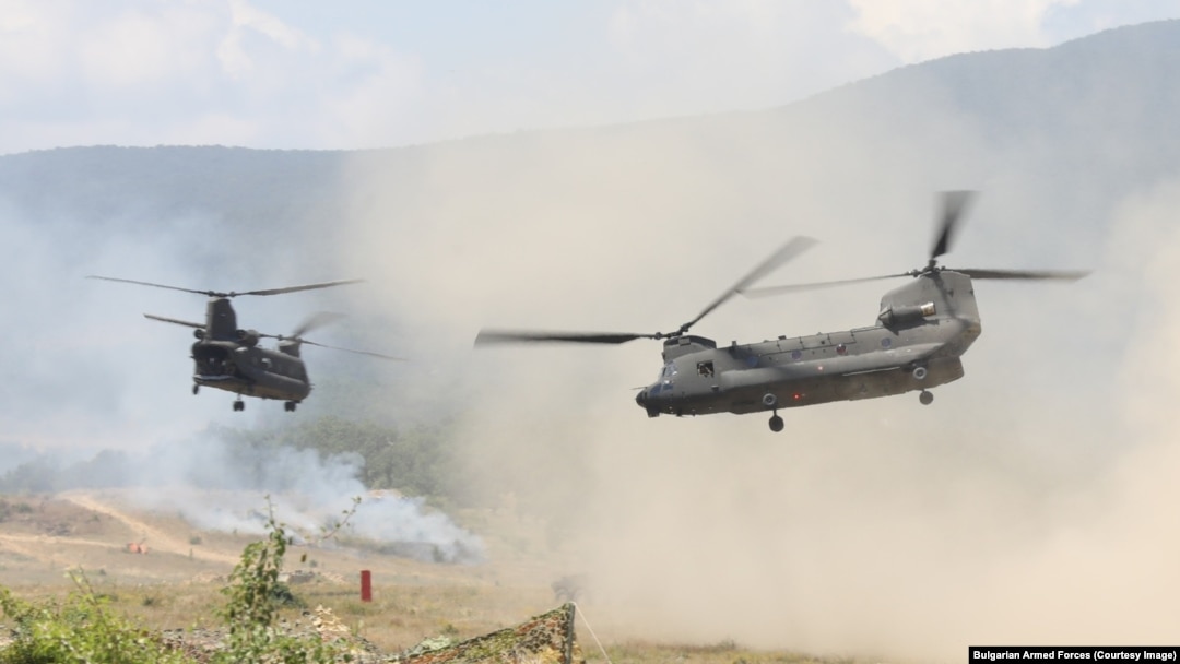  Хеликоптери CH-47D „Chinook“ от 1-ви армейски авиационен полк „Антарес“ на Италианската република. Снимката е от учение на многонационалната група на НАТО в България на полигон Ново село.
